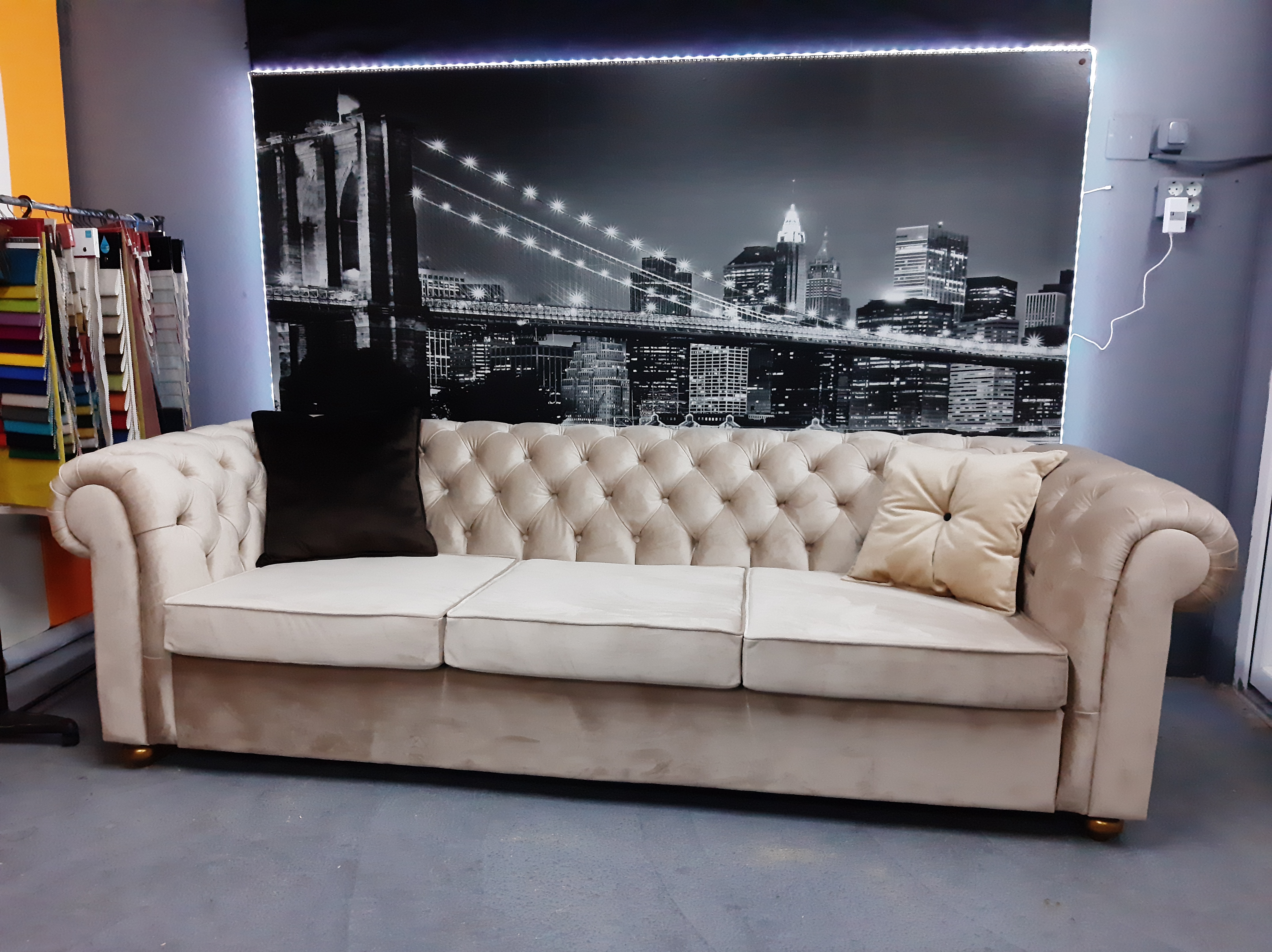 Canapea Chesterfield Bej Cu Poster Brooklyn Bridge