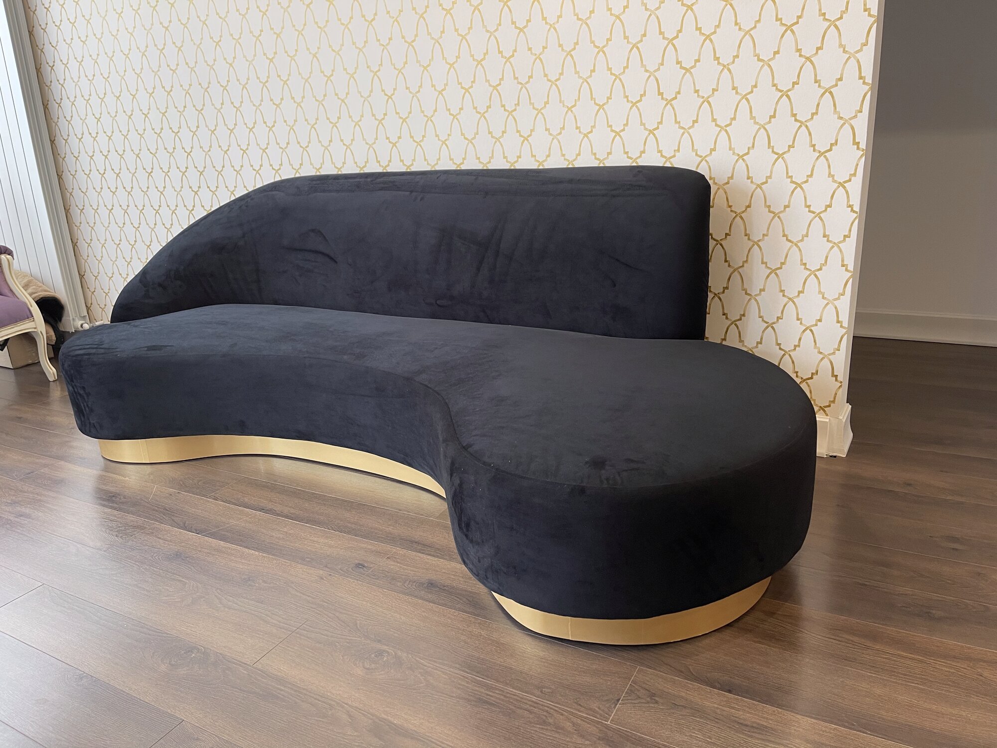 Canapea Curba Neagra Cu Rama Aurie