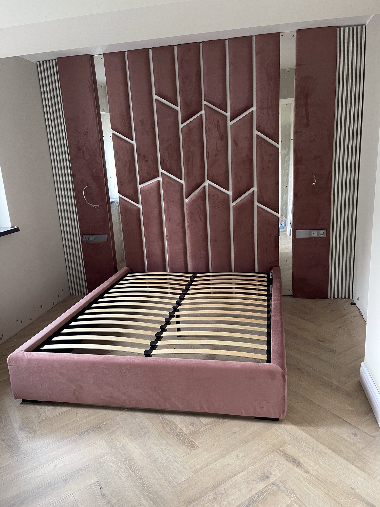 Pat Capitonaj Roz Cu Panel Lateral Inalt